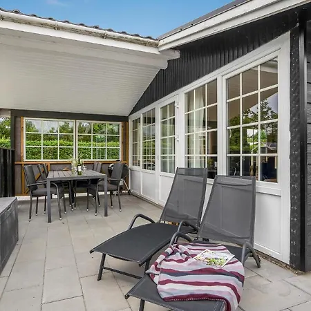 4 Bedroom Nice In Tarm 別荘
