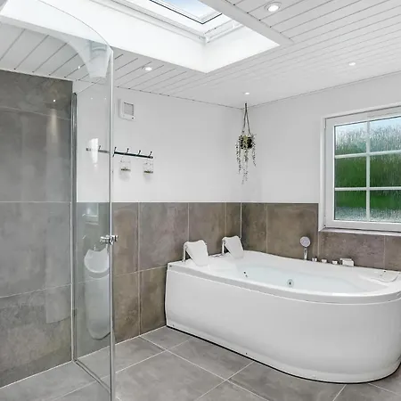 別荘 4 Bedroom Nice In Tarm Hemmet
