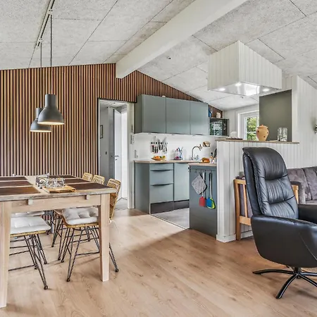 別荘 4 Bedroom Nice In Tarm *